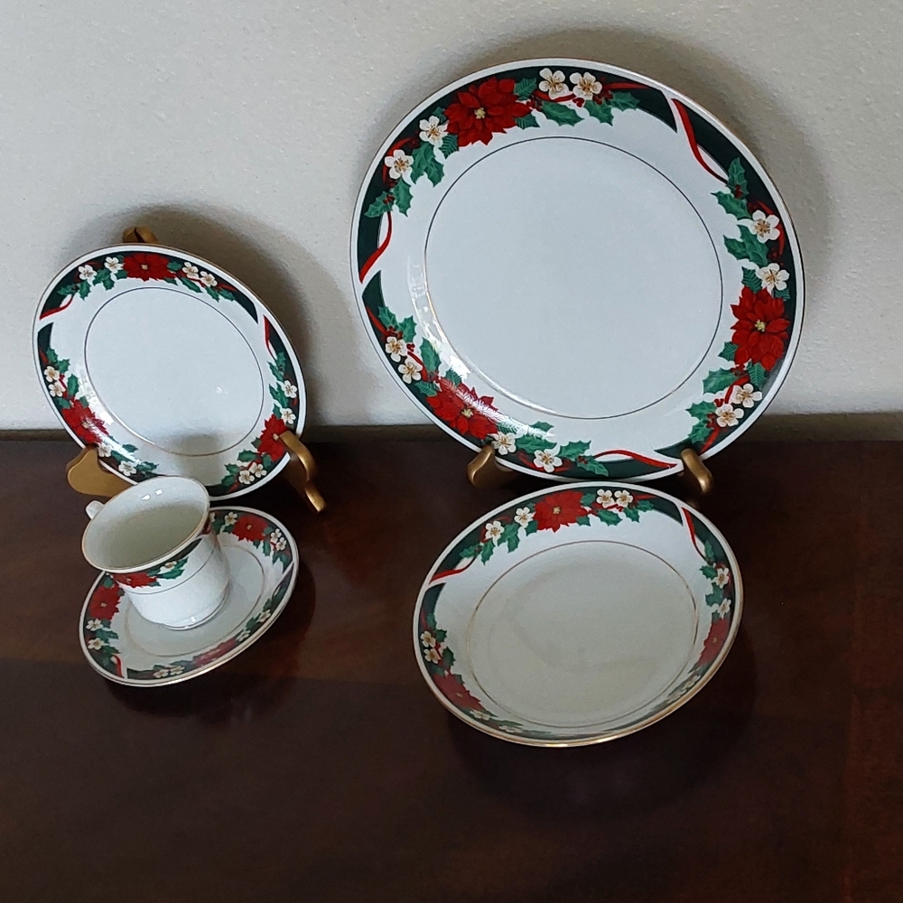 Tienshan Fine China Festive Floral "Deck The Halls"‎ Dinnerware 5 Place Setting